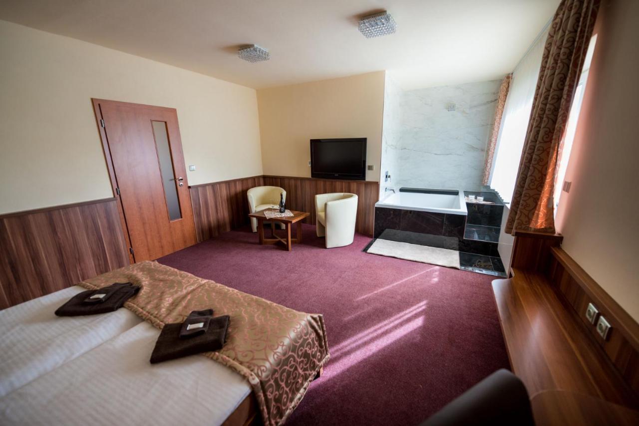 Hotel Kras Єдовніце Екстер'єр фото